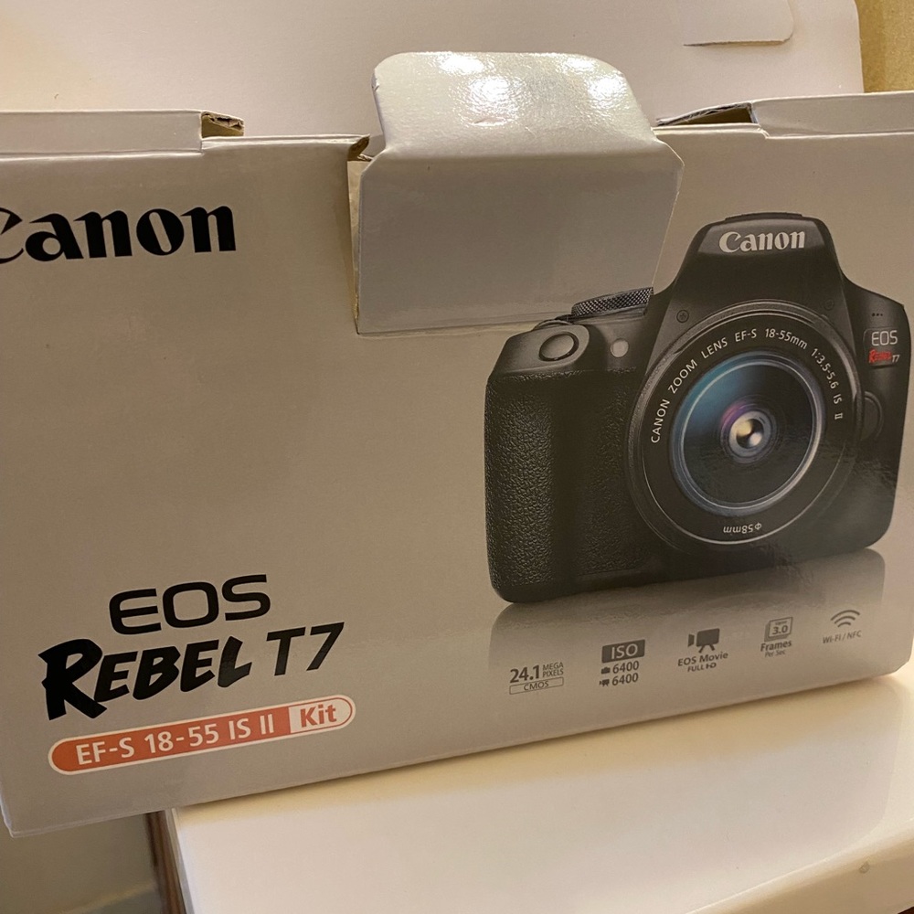 Canon EOS Rebel T7 + 128 GB SD Card